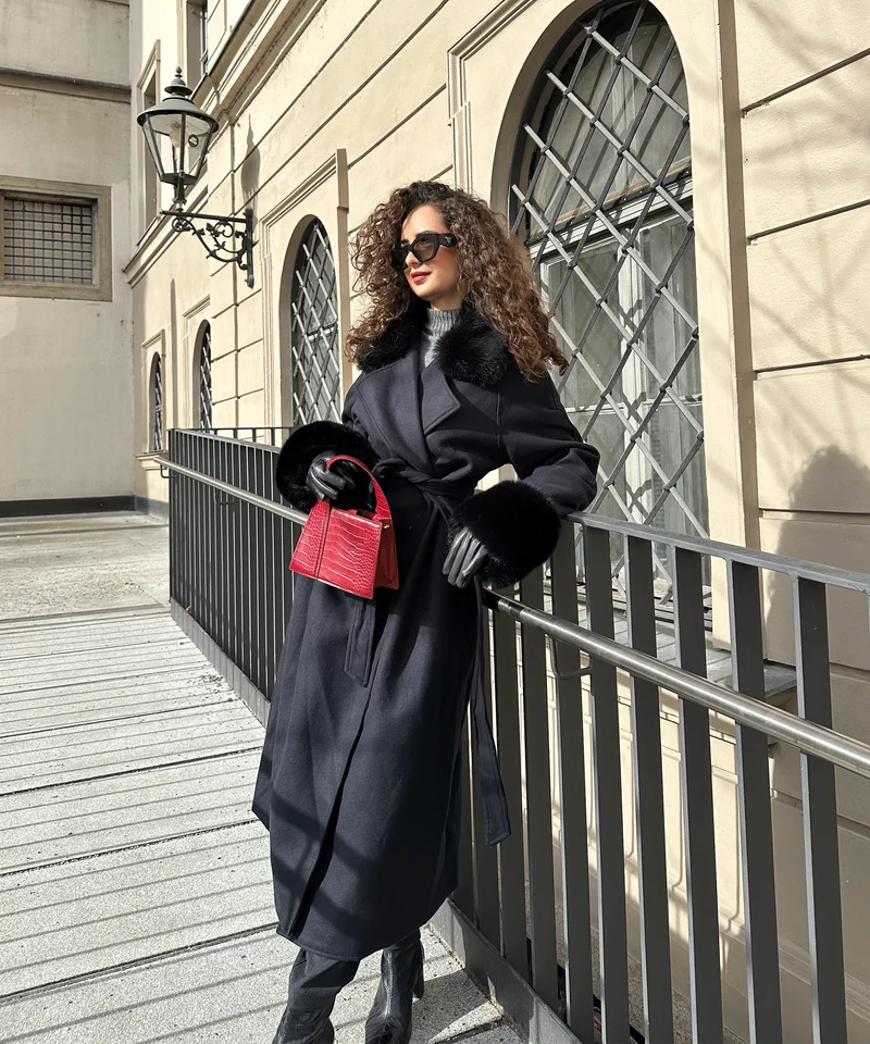 Mantel Jolie mit Felldetails Schwarz