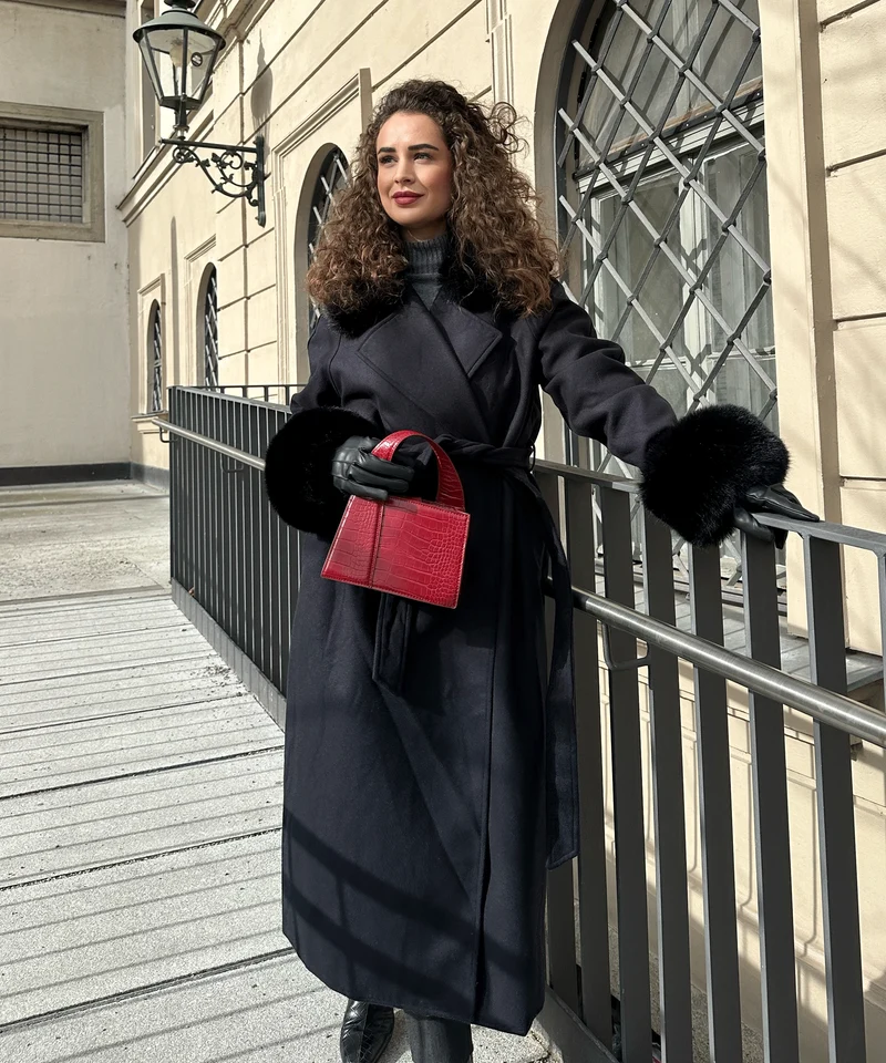 Mantel Jolie mit Felldetails Schwarz