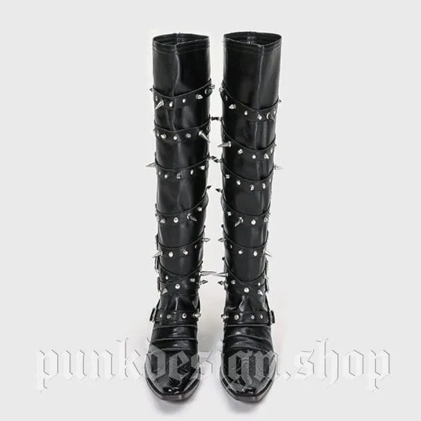 Punkige Damen-Kniestiefel mit Nieten, Schnallenriemen und Zierriemen