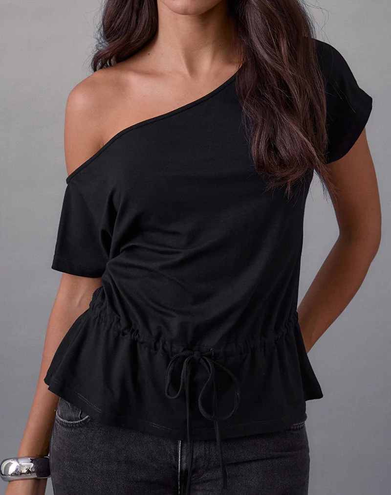 Sika One Shoulder Top in Schwarz mit Bindegürtel