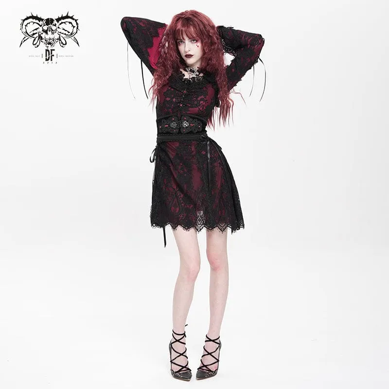 Rotes, gotisches Damenkleid mit Blumenstickerei, Schnürung und eckigem Kragen, ideal für Abschlussfeiern.