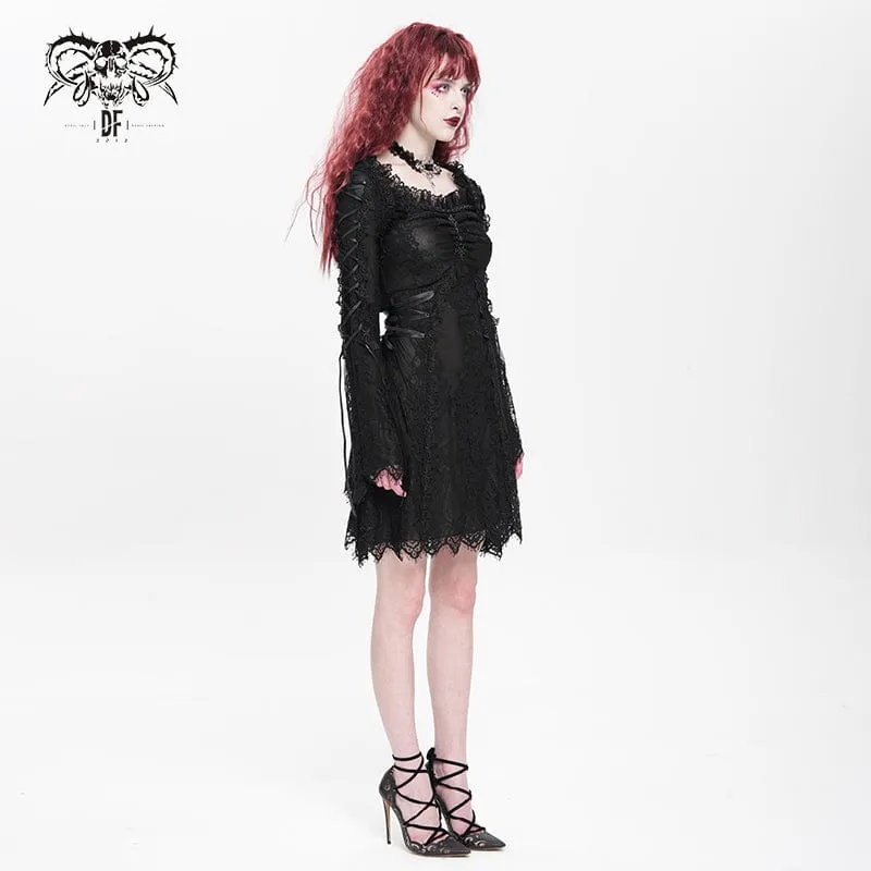 Schwarzes, gotisches Damenkleid mit Blumenstickerei, Schnürung und eckigem Kragen, ideal für Abschlussfeiern.