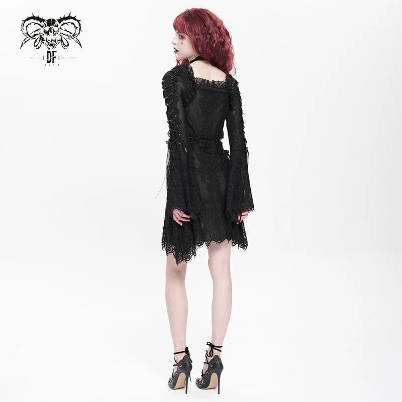 Schwarzes, gotisches Damenkleid mit Blumenstickerei, Schnürung und eckigem Kragen, ideal für Abschlussfeiern.