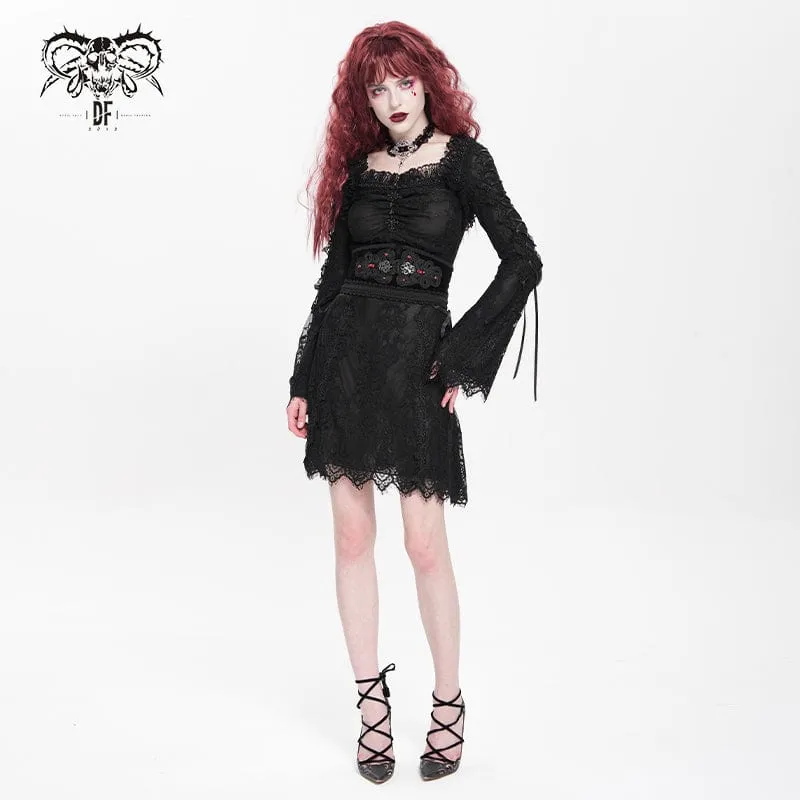 Schwarzes, gotisches Damenkleid mit Blumenstickerei, Schnürung und eckigem Kragen, ideal für Abschlussfeiern.