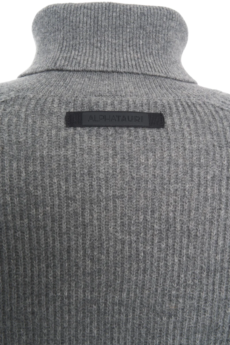 Maglione in lana a collo alto