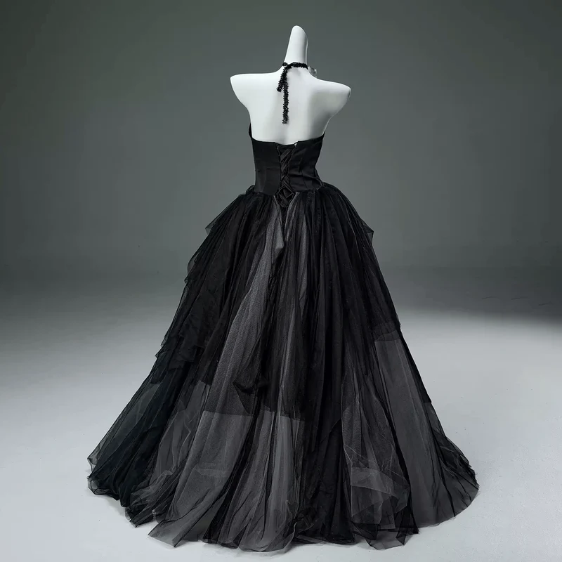 Maßgeschneidertes Gothic Big Rose Mehrschichtiges trägerloses Brautkleid für Damen