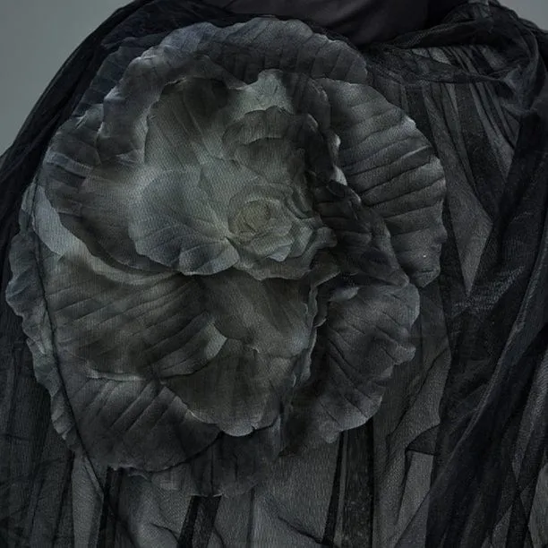 Maßgeschneidertes Gothic Big Rose Mehrschichtiges trägerloses Brautkleid für Damen