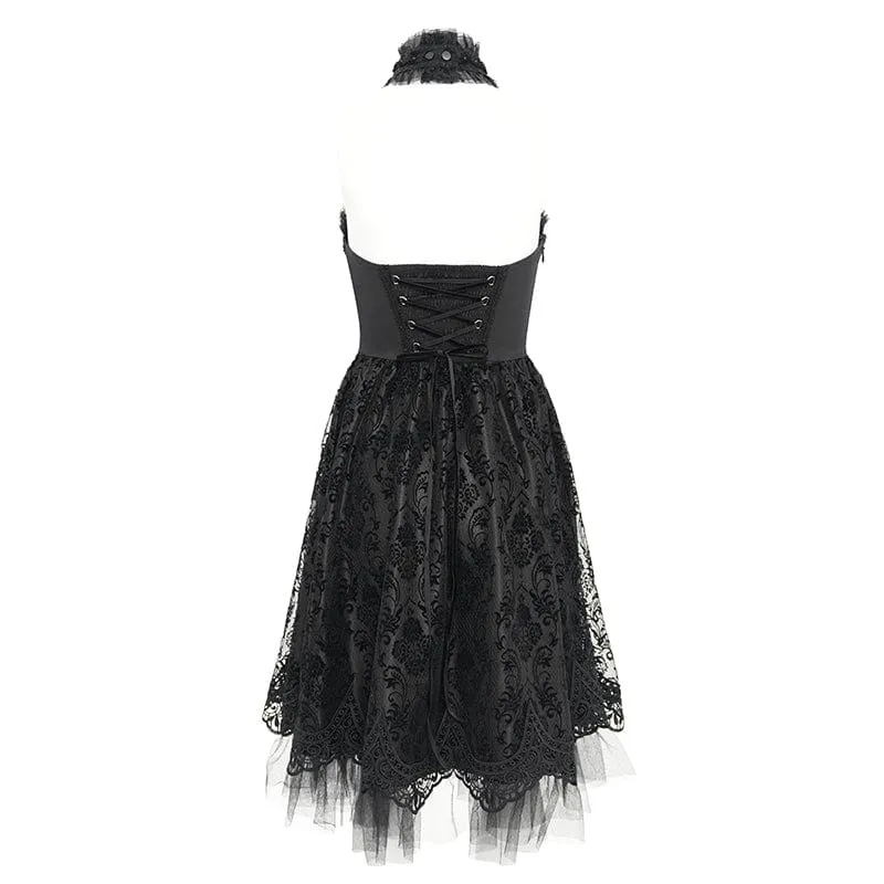 Schwarzes Gothic-Kleid für Damen mit Skelett-Print, Spitzeneinsatz, Neckholder und Hexenmotiv – perfekt für Abschlussfeiern.