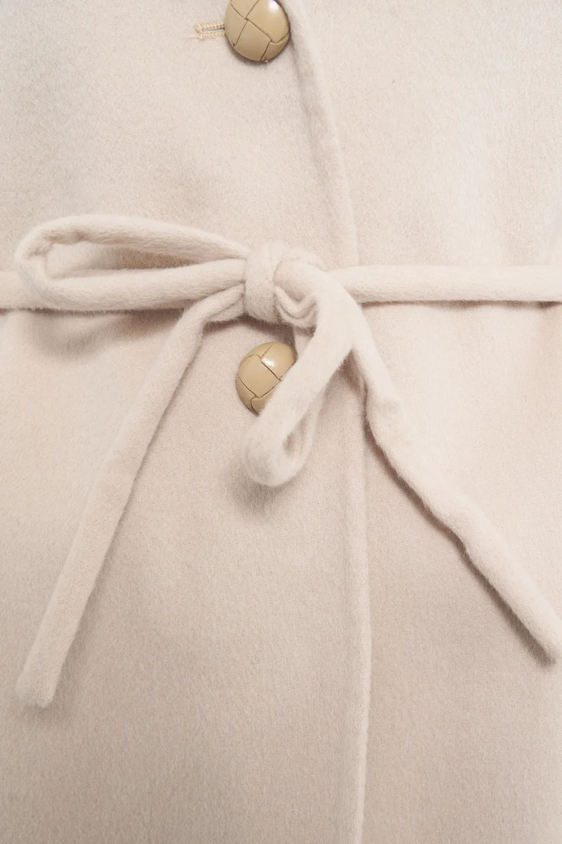 Cappotto con cintura in vita