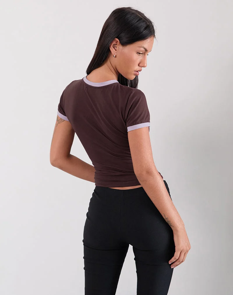 Rinea Tee Top in Bitter Chocolate mit violetter Bindung und Running Late Slogan