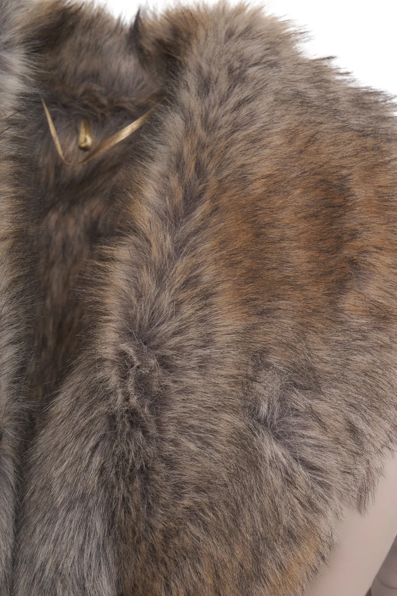 Cappotto con pelliccia sintetica