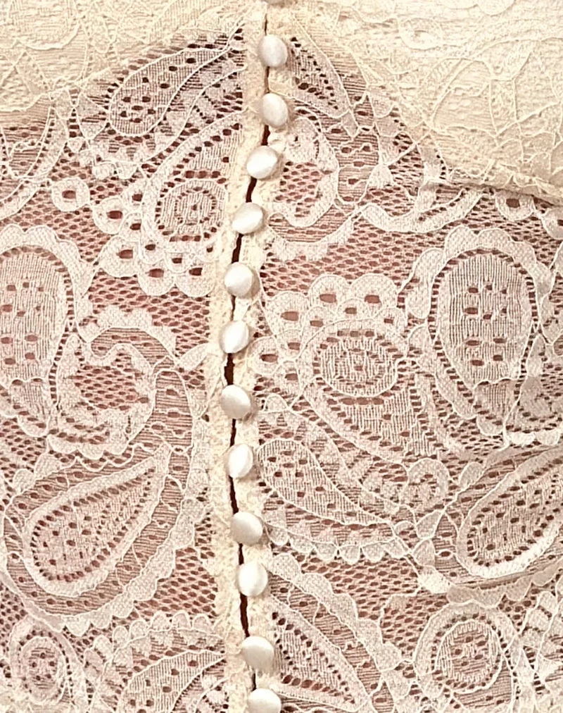 Kefira Top mit tiefem Ausschnitt aus Spitze in Creme