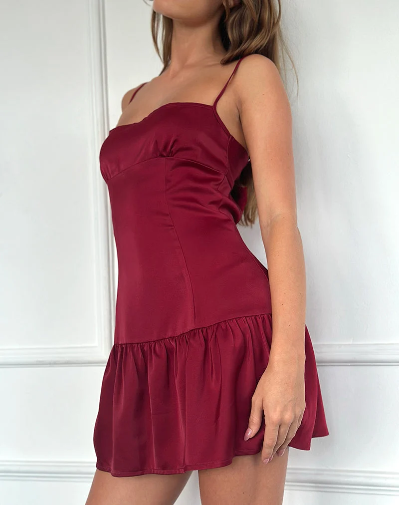 Oshi Minikleid mit offenem Rücken aus Satin in Rot