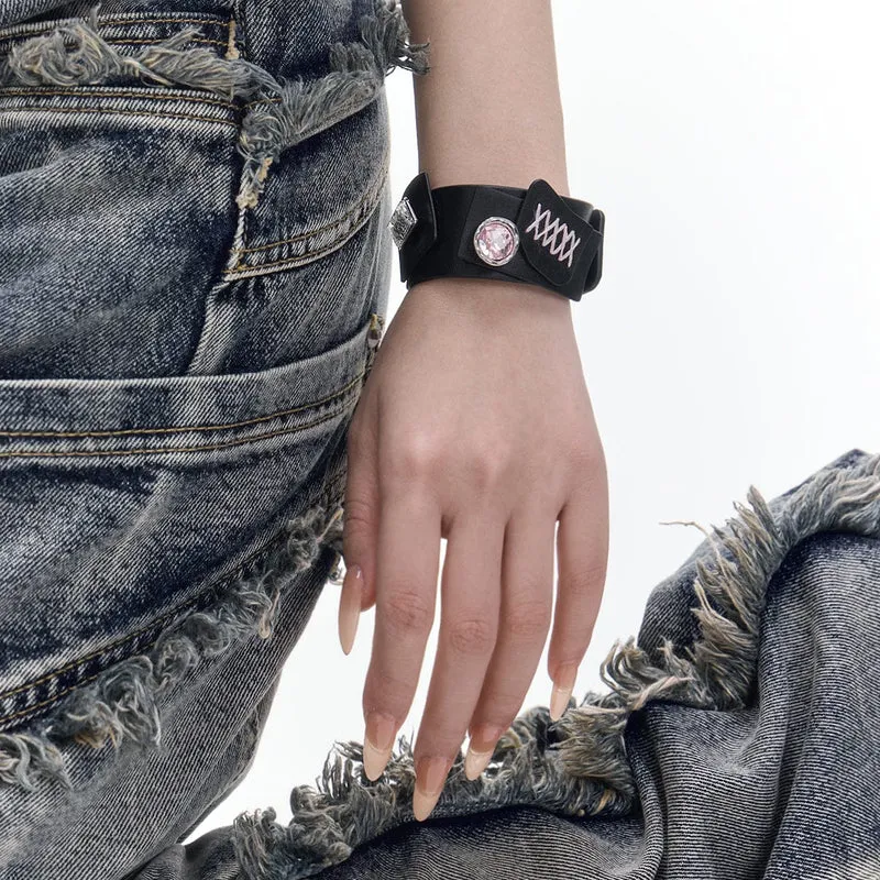 Damen-Armband aus Kunstleder mit Punk-Knöpfen