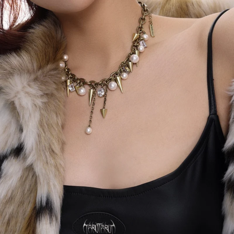 Damen-Punk-Perlenkette mit Nieten