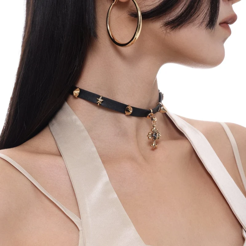 Punk-Halsband mit Kreuznieten für Damen