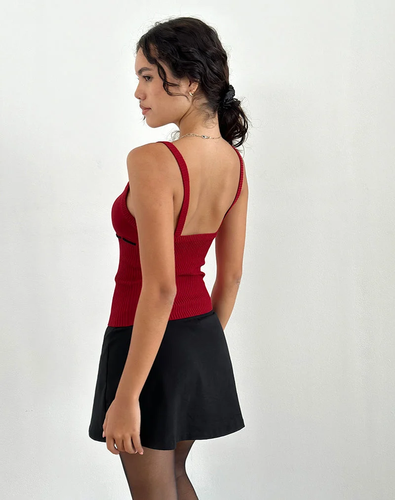 Joanie Rib Cami Top in Rot mit schwarzer Krawatte