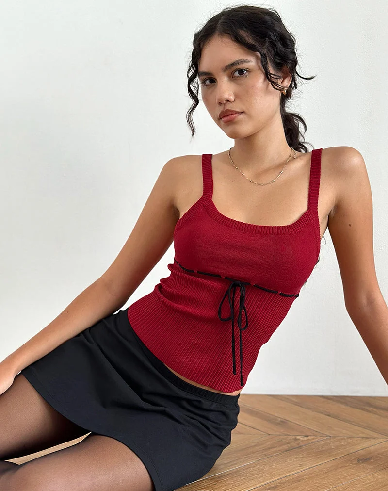 Joanie Rib Cami Top in Rot mit schwarzer Krawatte