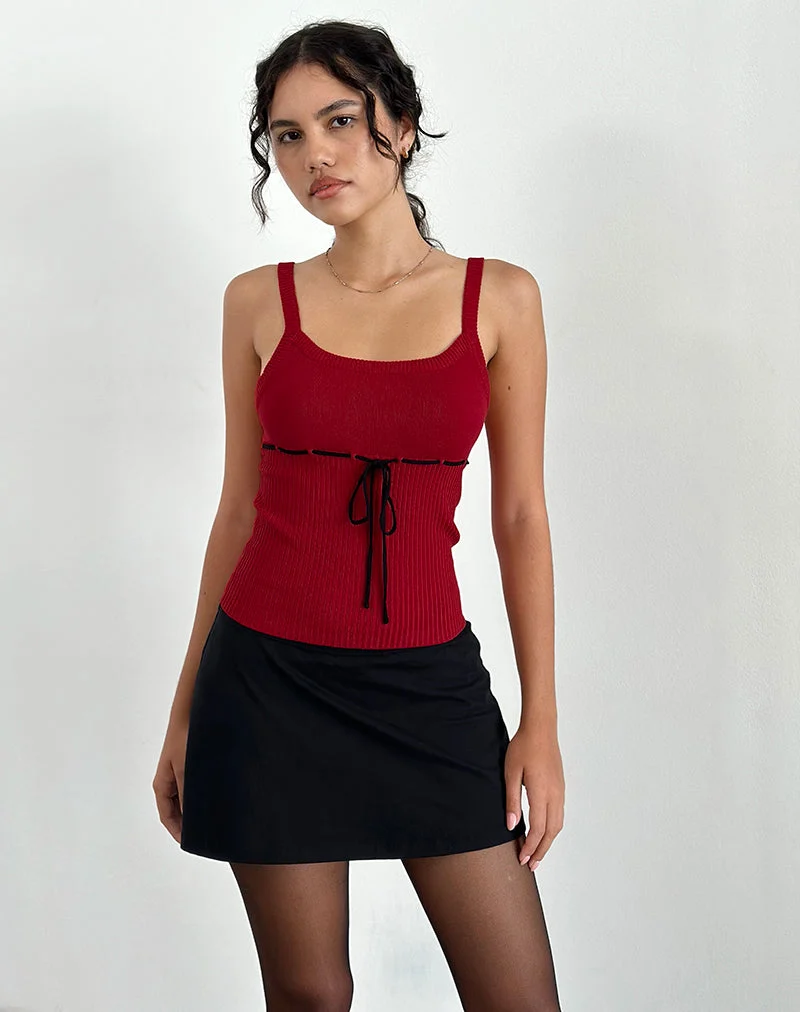 Joanie Rib Cami Top in Rot mit schwarzer Krawatte