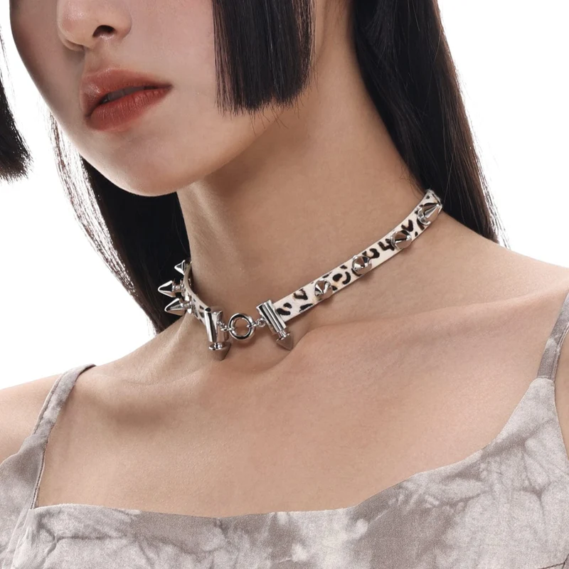 Damen-Halsband mit Grunge-Nieten und Leopardenmuster