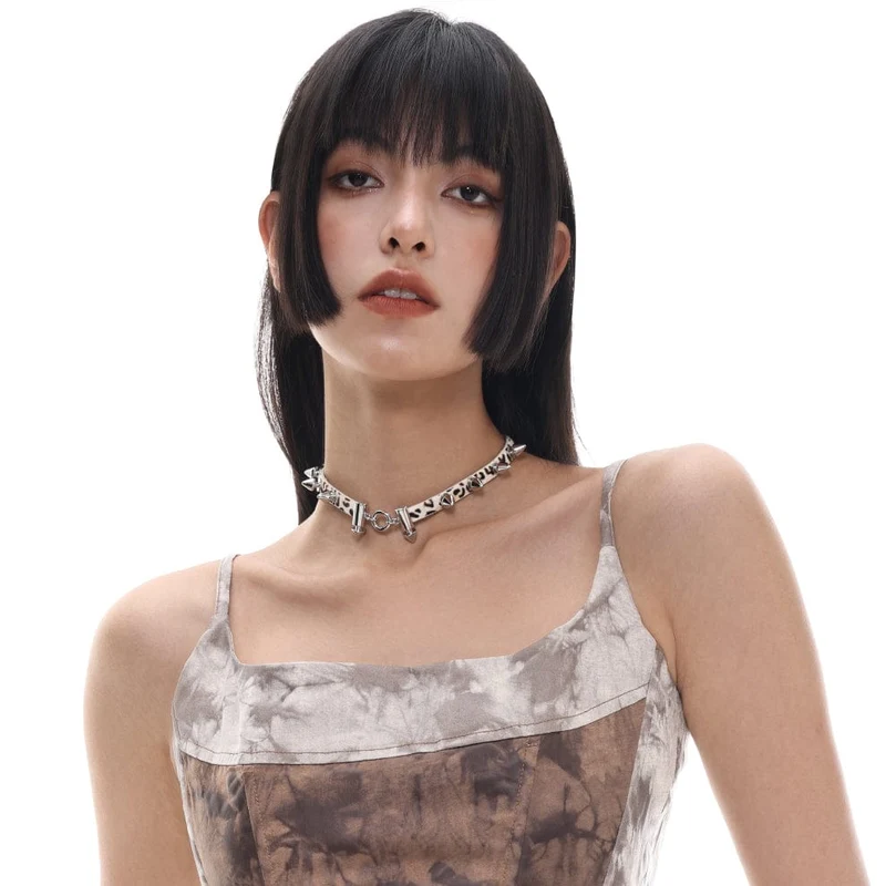 Damen-Halsband mit Grunge-Nieten und Leopardenmuster