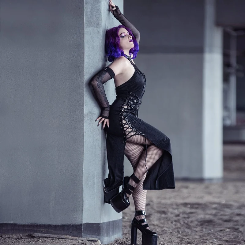 Damen Gothic-Neckholder-Kleid mit seitlichem Schlitz und Trägern