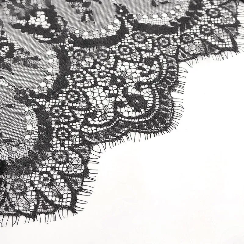 Damen-Dessous mit Gothic-Spitze, Blumenmuster und Rüschen