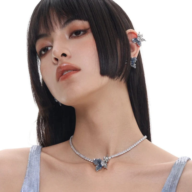 Damen-Halskette mit kontrastierendem Grunge-Schmetterling im Grunge-Stil