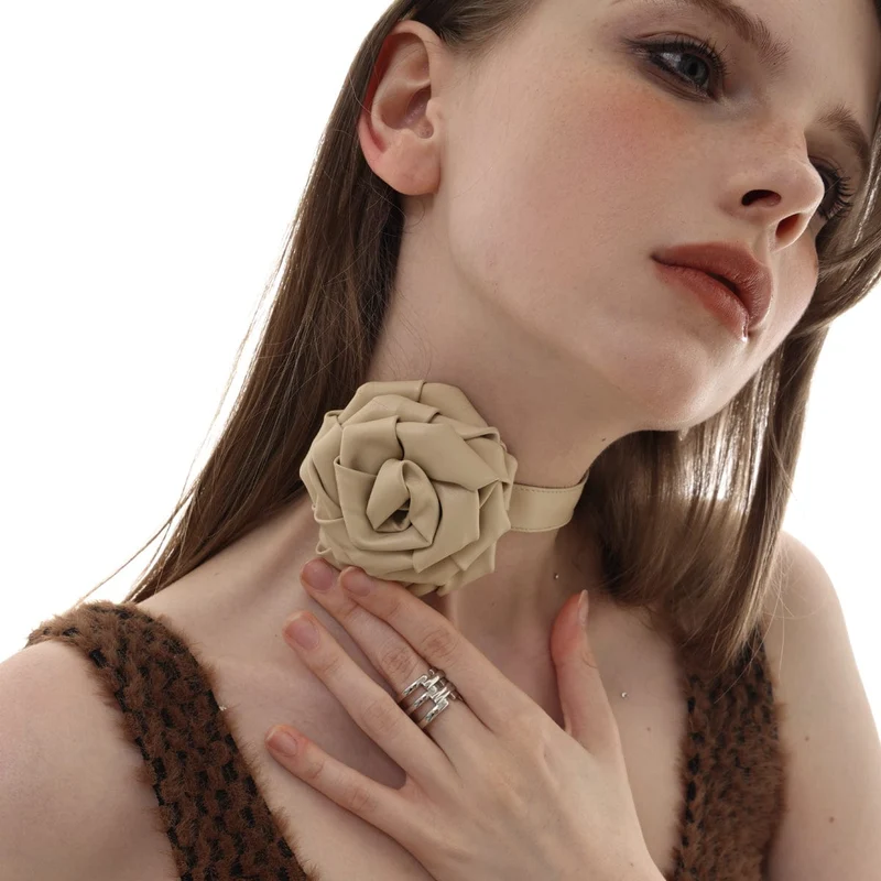 Damen-Halsband mit Grunge-Rosenschnalle