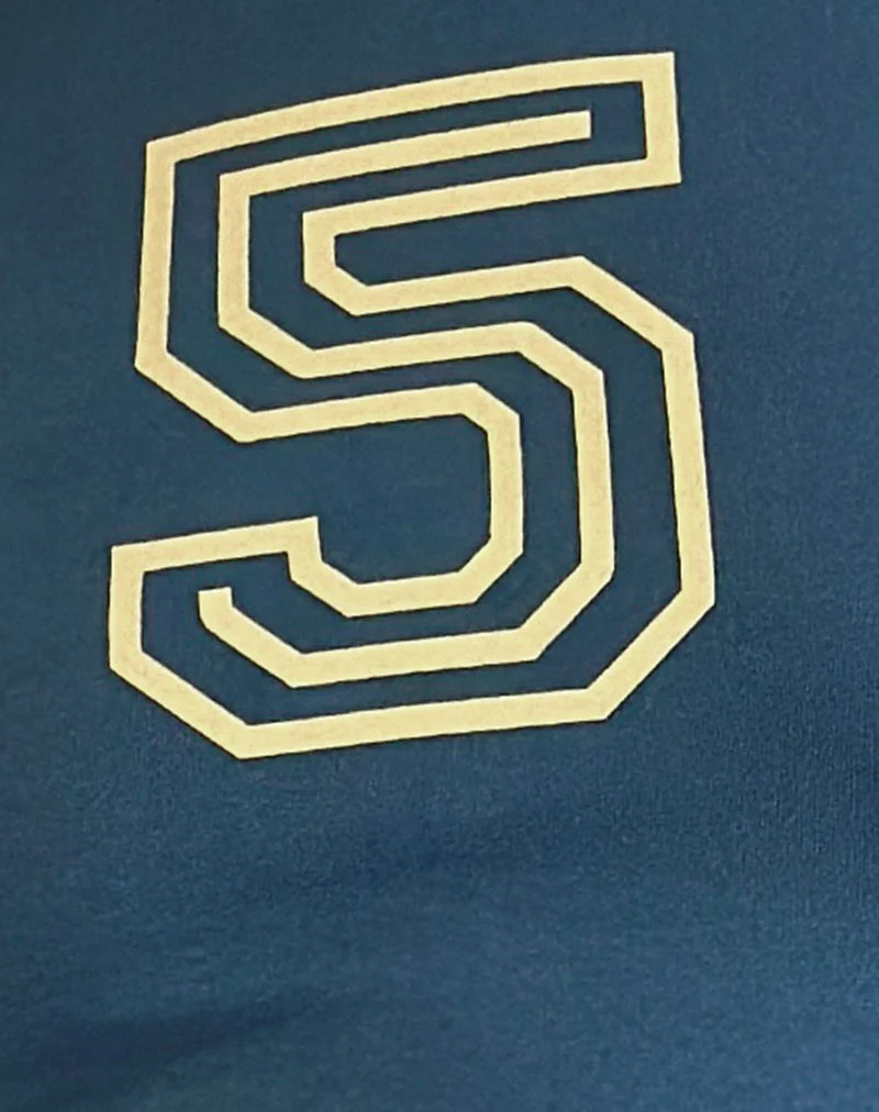 Sutin Tee in Blau mit 5-Emblem und gelber Lemonade-Bindung