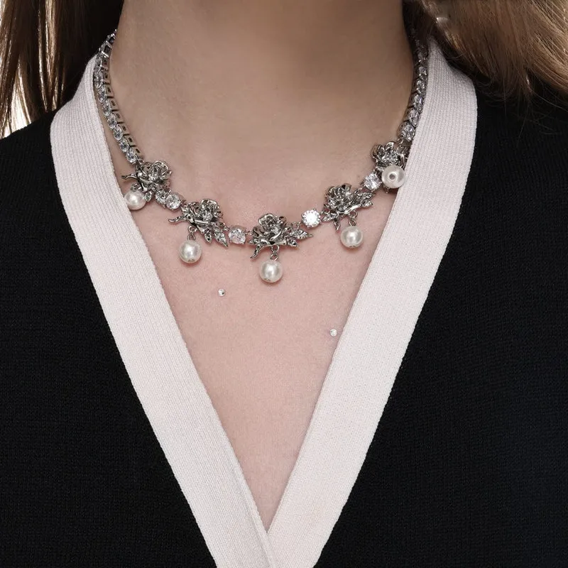 Damen-Halskette „Lolita“ mit Perlen aus Metall und Rosen