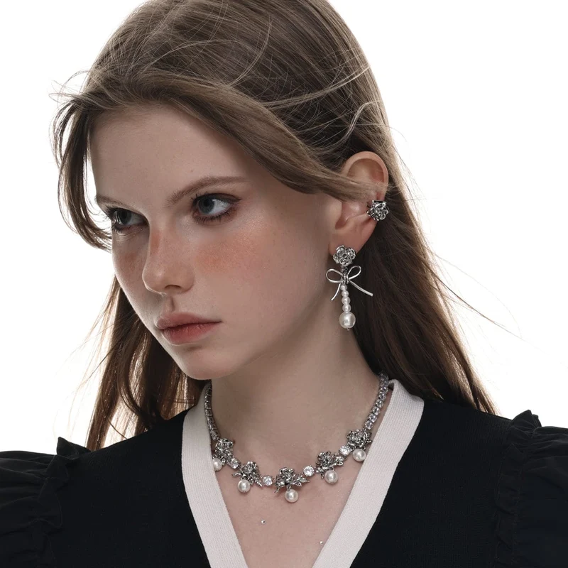 Damen-Halskette „Lolita“ mit Perlen aus Metall und Rosen