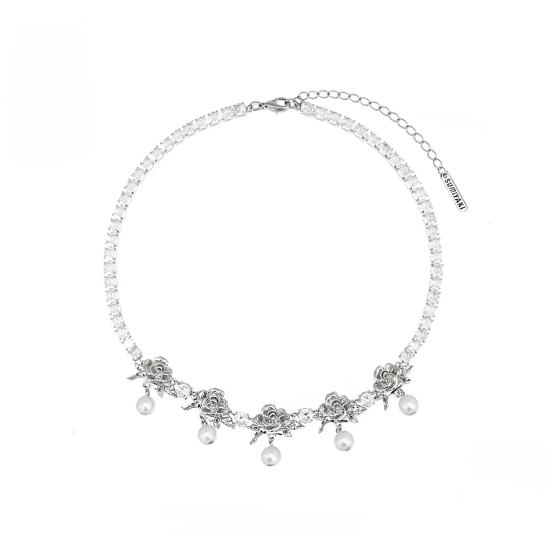 Damen-Halskette „Lolita“ mit Perlen aus Metall und Rosen