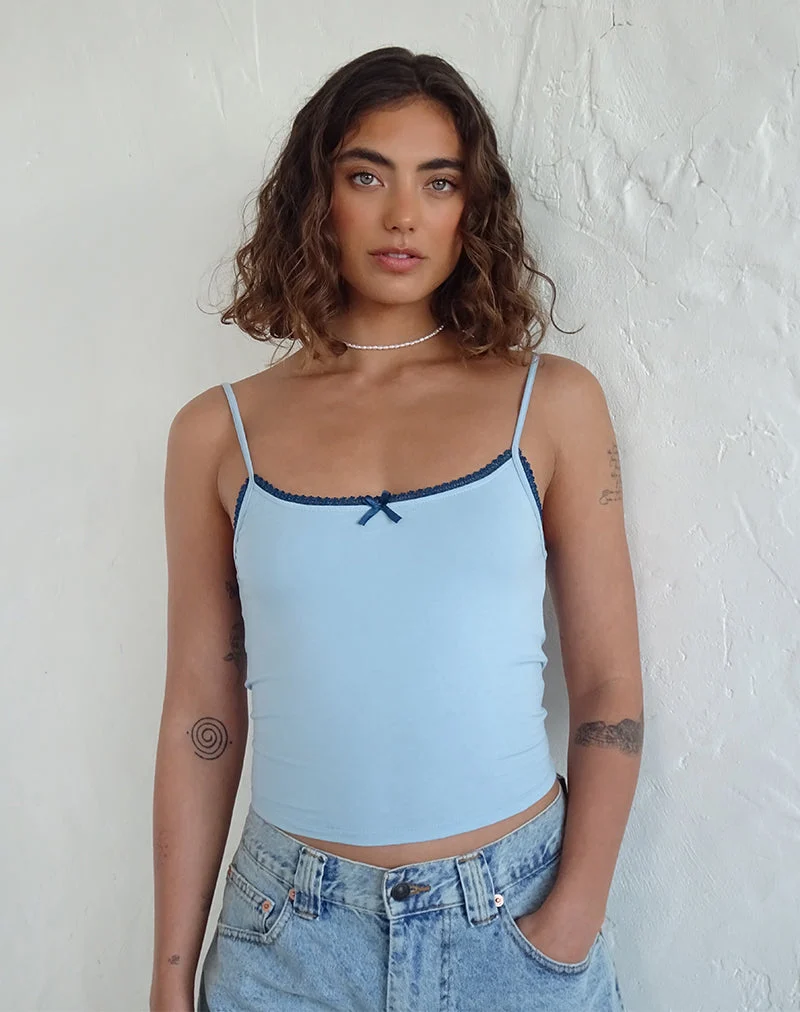 Suna Vest Top in Nantucket Blau mit mineralblauen Besätzen