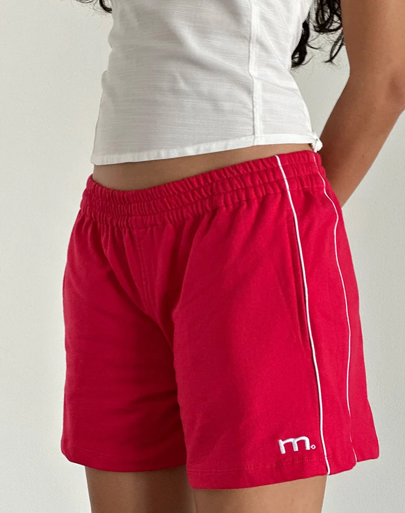 Thera Shorts in Tango Rot mit weißem Paspel und M-Emblem