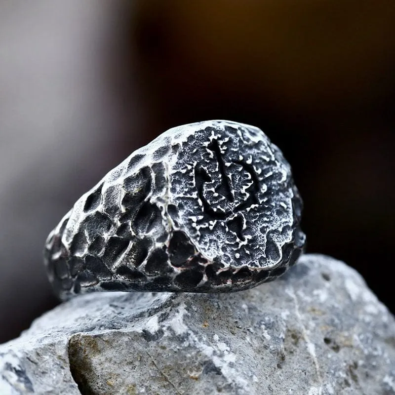 Herren-Punk-Ring mit unregelmäßigem Steinimitat