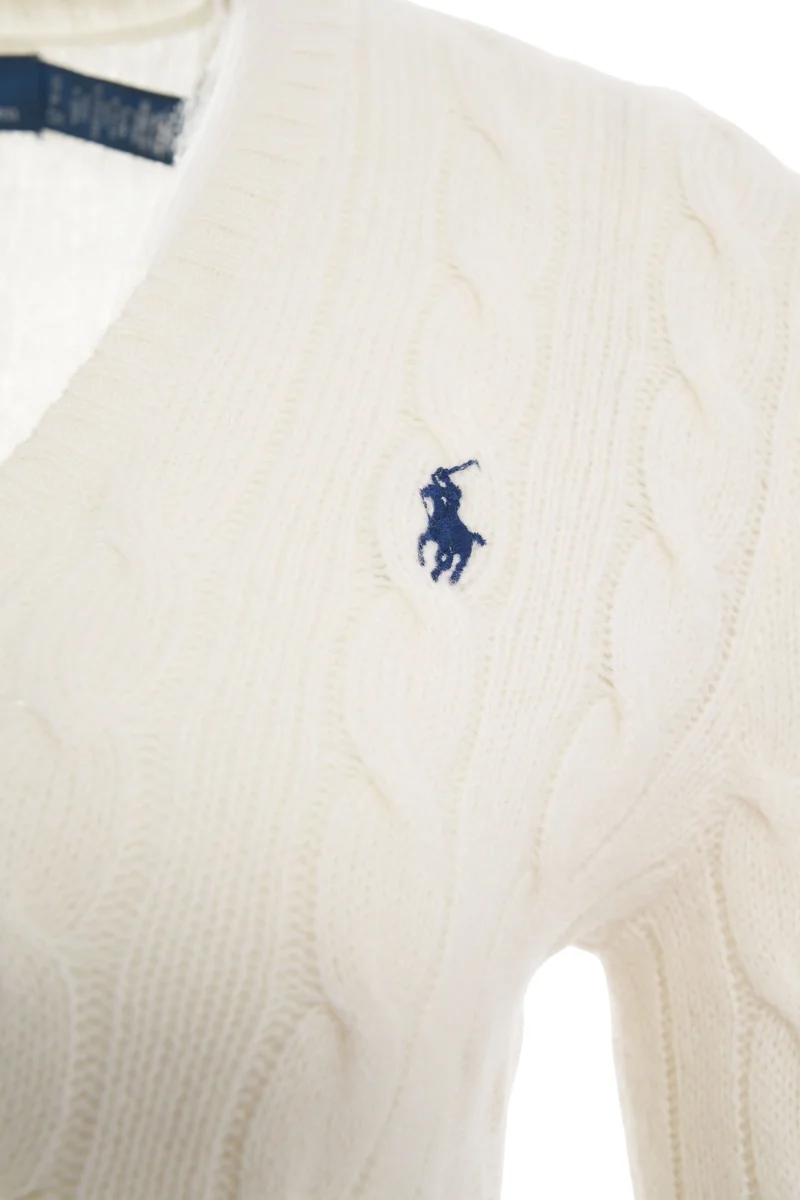 Maglione con lavorazione a trecce