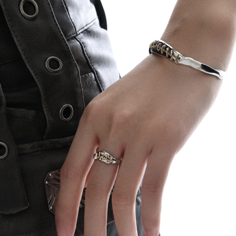 Offener Ring mit Punk-Nähten für Damen