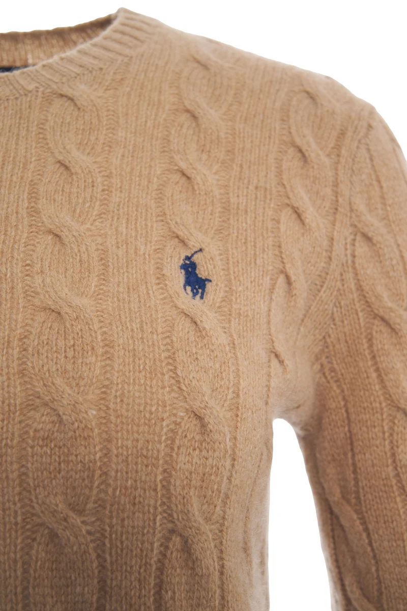 Maglione con lavorazione a trecce