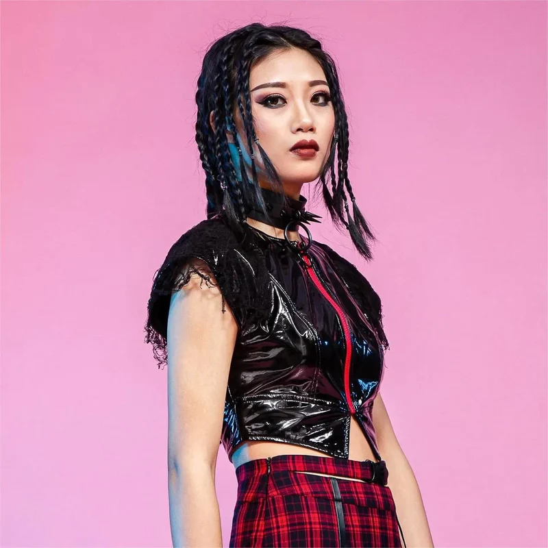 Crop-Top aus zerrissenem Lackleder für Damen