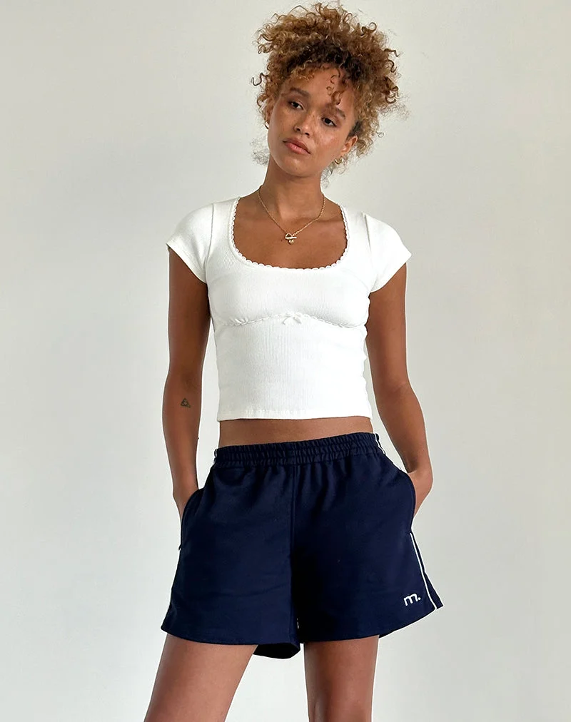 Thera Short in Marineblau mit weißer Paspelierung und M-Emblem