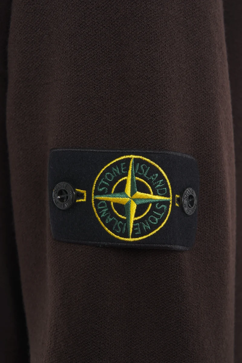 Pullover con patch logo
