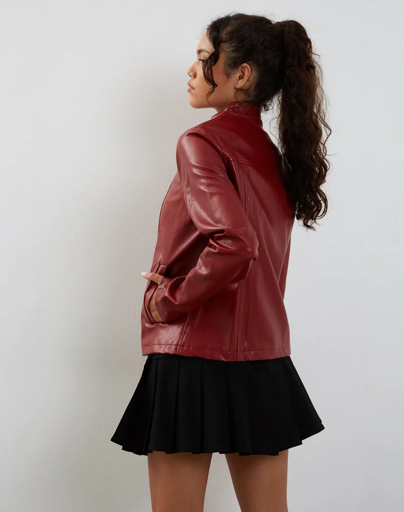 Olivia Jacke in PU Blutrot