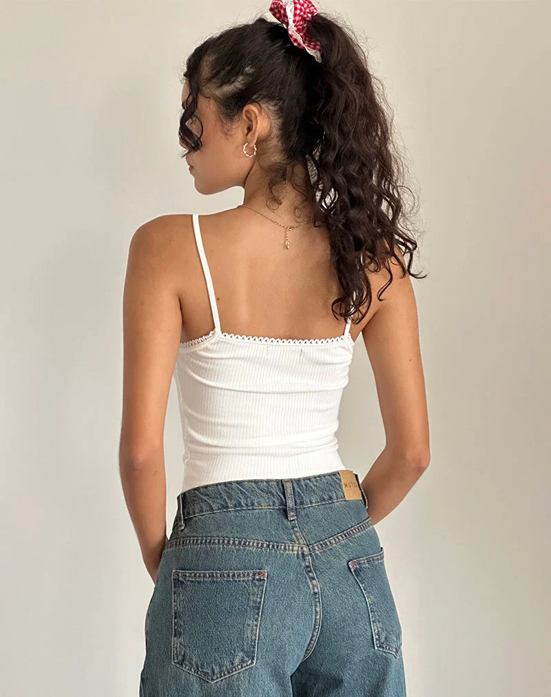 Suna Vest Top in Off White mit Erdbeer-Schleifenprint
