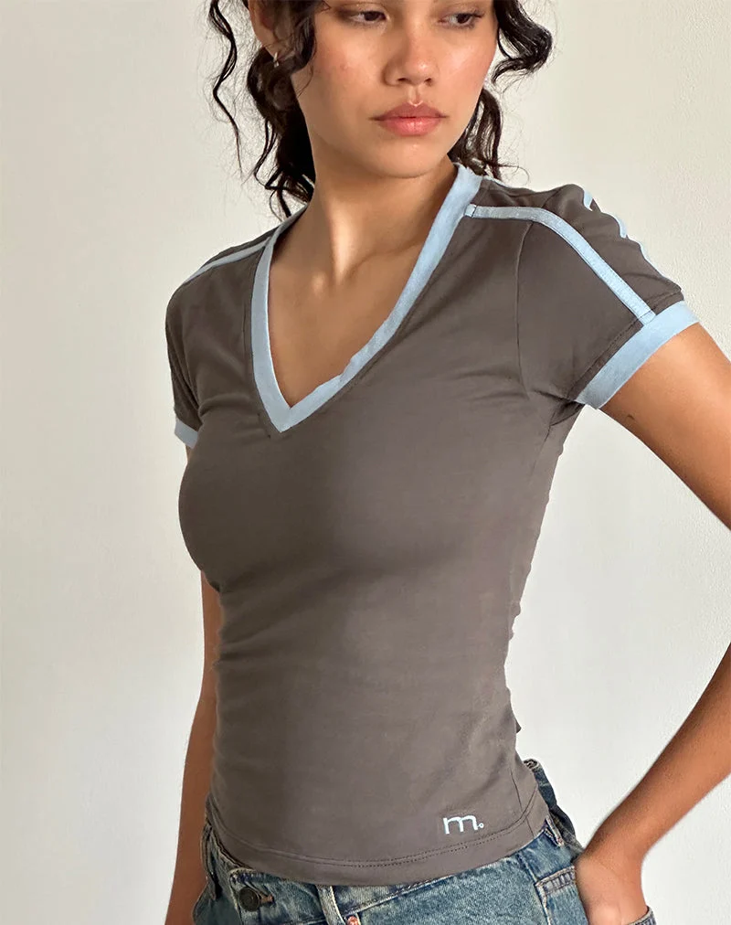 Izolde Baby Tee in Cloudburst mit Nantucket Blue Binding und M-Stickerei