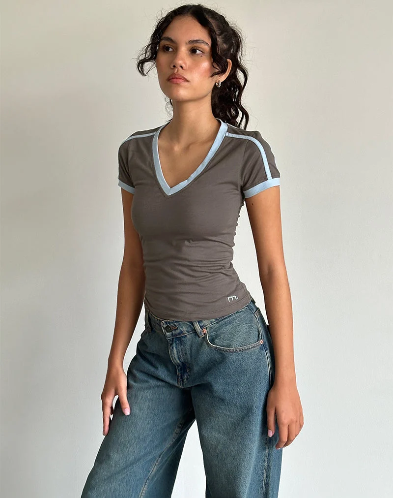 Izolde Baby Tee in Cloudburst mit Nantucket Blue Binding und M-Stickerei
