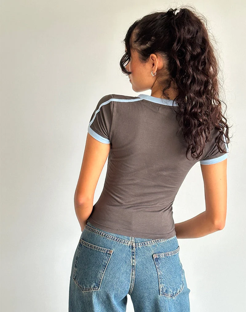 Izolde Baby Tee in Cloudburst mit Nantucket Blue Binding und M-Stickerei