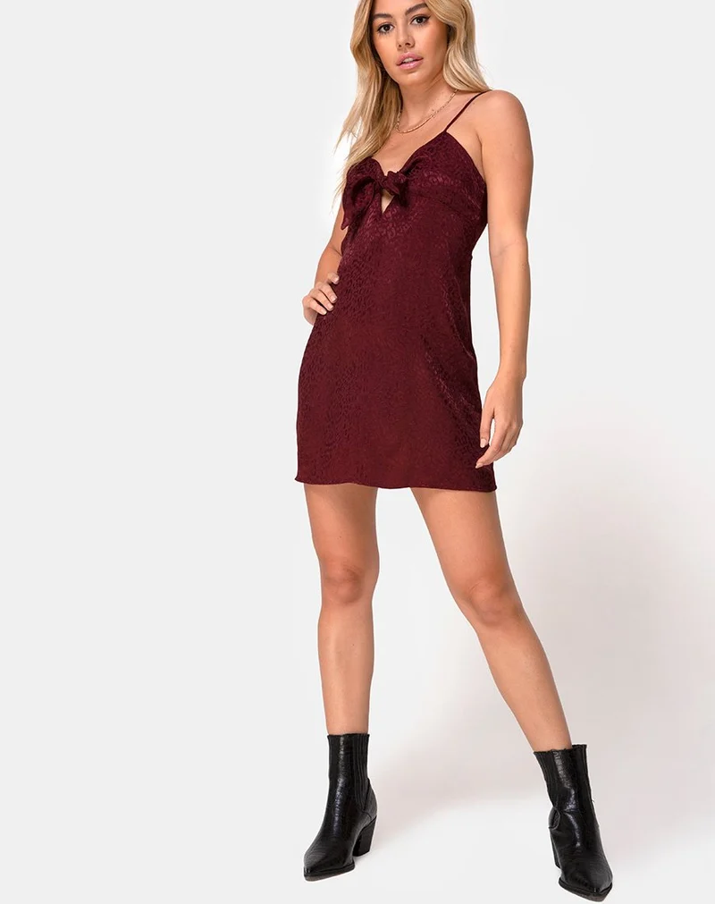 Ronina Kleid aus Satin Cheetah Burgundy