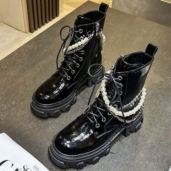 Damen Gothic Punk Stiefel mit eckiger Zehenpartie und Perlenkette
