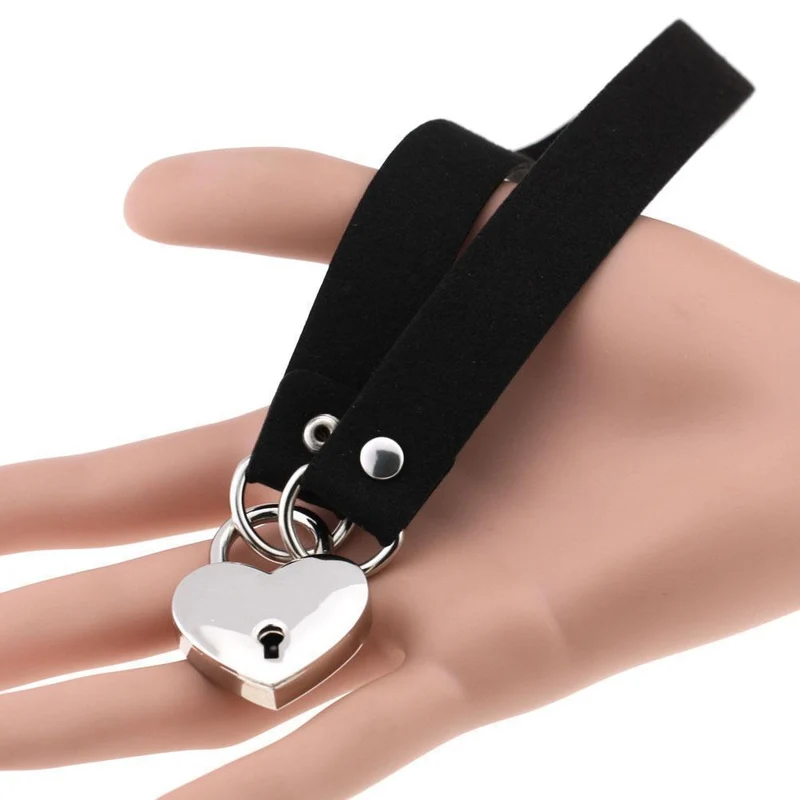 Frauen Goth Velvet Heart Lock Choker Halskette mit Schlüssel